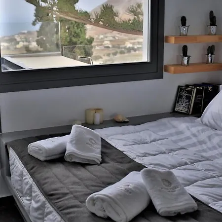 A Lux Santorini Willa *