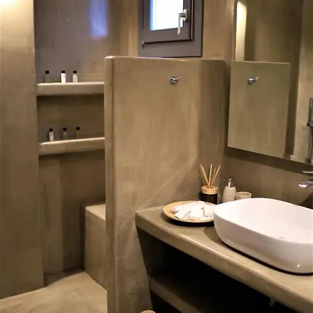 Willa A Lux Santorini Éxo Goniá